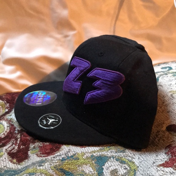 Fitted cap - Picture 3 of 3